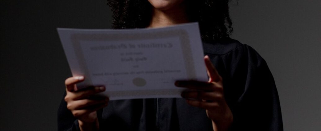 Studentessa che guarda soddisfatta il proprio attestato