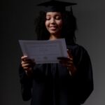 Studentessa che guarda soddisfatta il proprio attestato