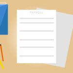 Documenti della busta paga e calendario sulla scrivania