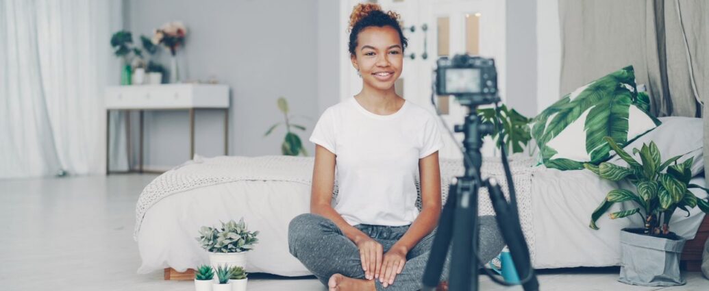 Content creator che registra un video blog a casa
