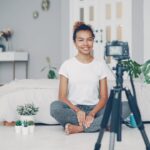 Content creator che registra un video blog a casa