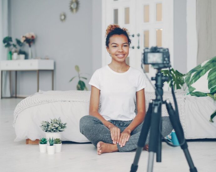 Content creator che registra un video blog a casa