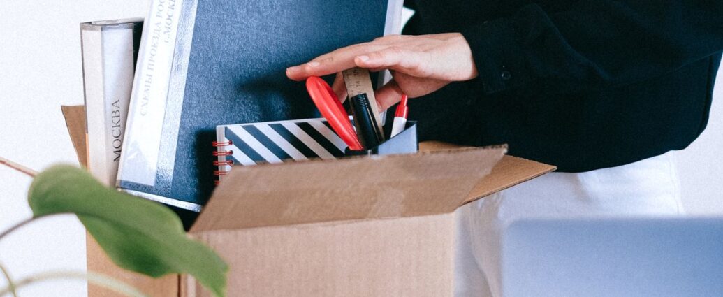 Lavoratrice che sistema i propri oggetti in una scatola dopo le dimissioni