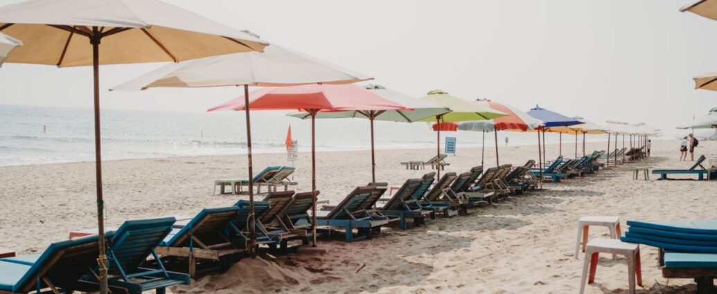 Lettini e ombrelloni vuoti su una spiaggia davanti al mare
