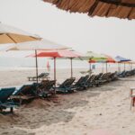 Lettini e ombrelloni vuoti su una spiaggia davanti al mare