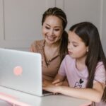 Madre e figlia davanti al computer portatile