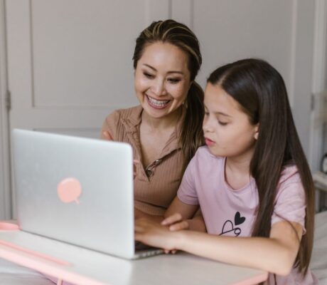 Madre e figlia davanti al computer portatile