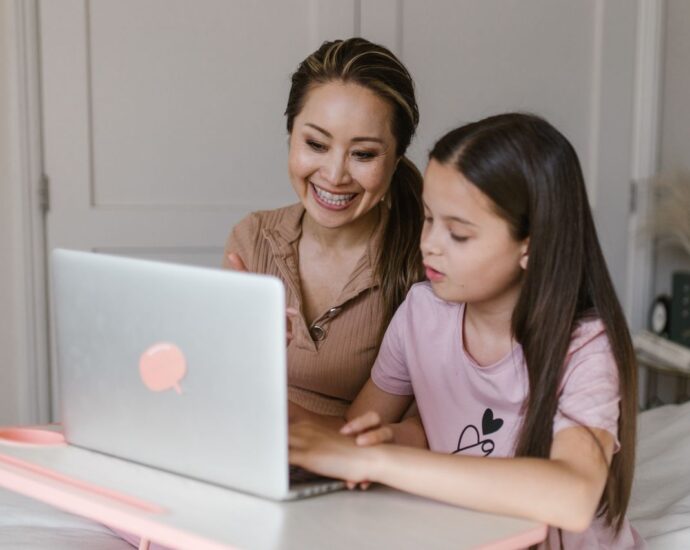Madre e figlia davanti al computer portatile