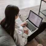 Donna che lavora da casa al computer portatile