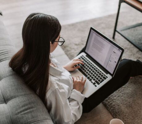 Donna che lavora da casa al computer portatile