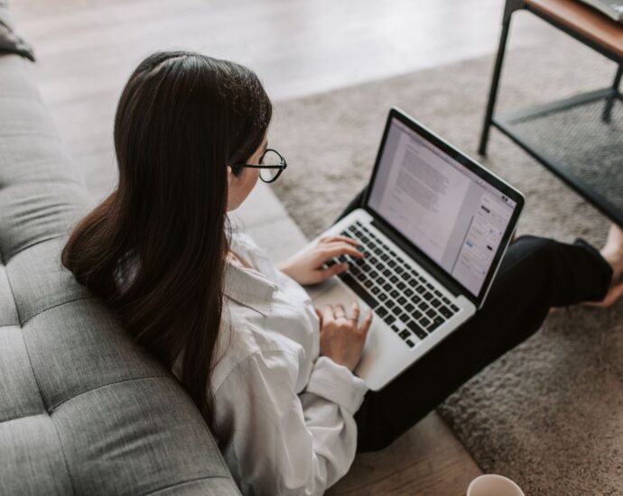 Donna che lavora da casa al computer portatile
