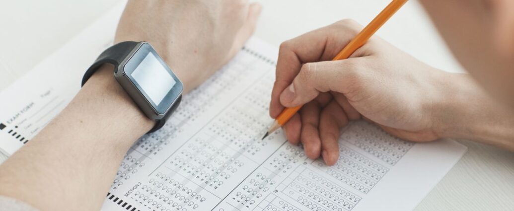 Studente che scrive a matita durante una prova d'esame