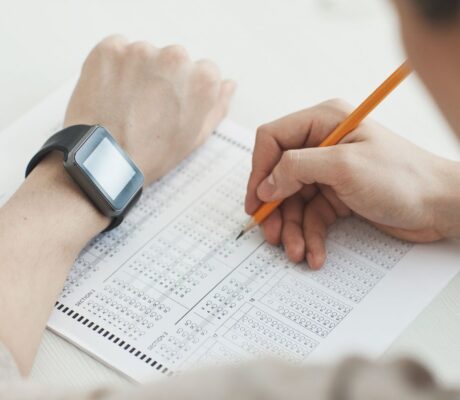 Studente che scrive a matita durante una prova d'esame