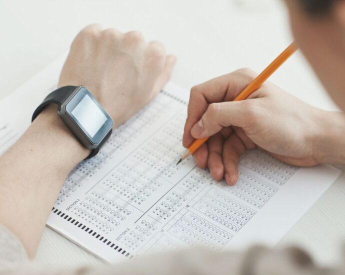 Studente che scrive a matita durante una prova d'esame