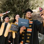 Gruppo di amici con il diploma che si scattano un selfie