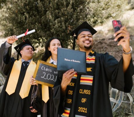 Gruppo di amici con il diploma che si scattano un selfie