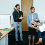 Colleghi che accolgono con un applauso una nuova assunta in ufficio