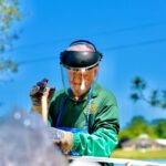 Lavoratore maturo con dispositivi di protezione al lavoro all'aperto