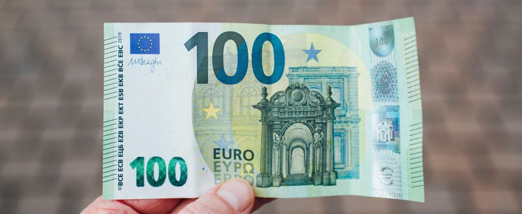 Mano che tiene una banconota da 100 euro