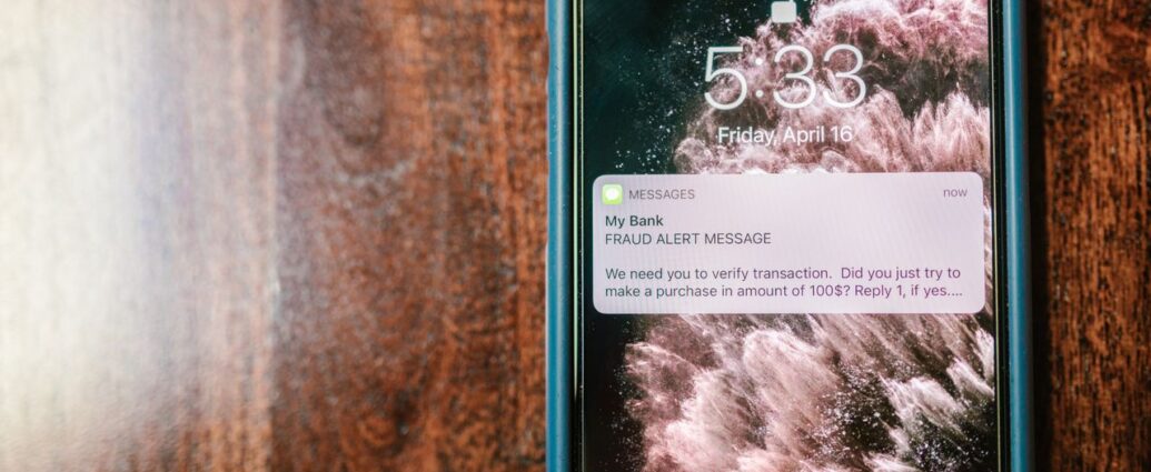 Messaggio di allerta sullo schermo di uno smartphone