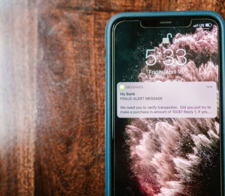 Messaggio di allerta sullo schermo di uno smartphone