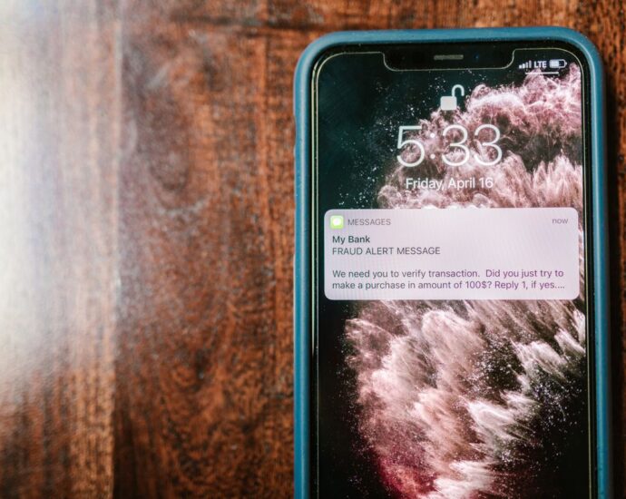 Messaggio di allerta sullo schermo di uno smartphone